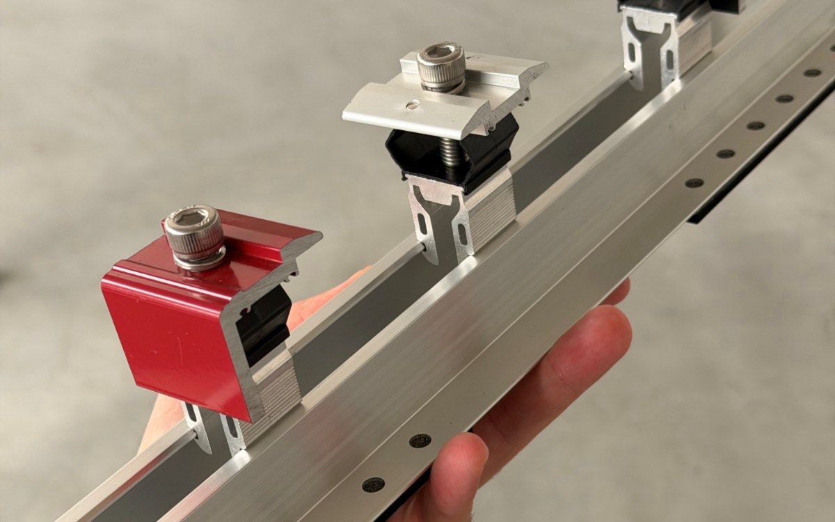 Più velocità in quota: il nuovo Minirail TORRI porta la tecnologia EasyClip sulla lamiera grecata
